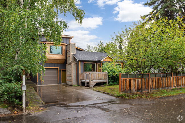 A modern Aurora-Lemeta home with plenty of greenery for privacy.
