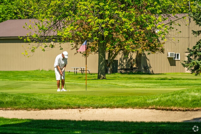 Saint Stephens Brockway-Carmen locals can play golf at the Saginaw Country Club.