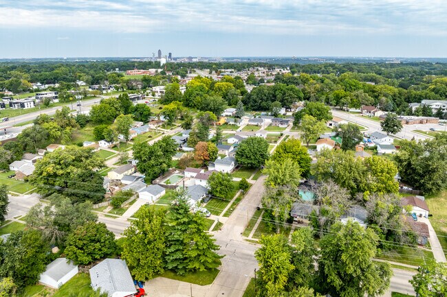 The streets of Ewing Woods-Evergreen are just minutes from Downtown Des Moines.