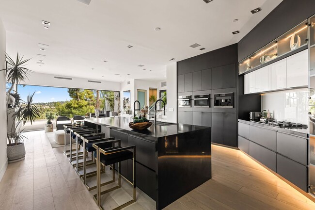 5170 Medina Rd, Woodland Hills, CA 91364 - photo 2