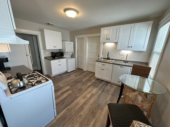 664 Flatbush Ave unit FURNISHED NEWLY UPDA, West Hartford, CT 06110 - photo 4