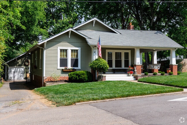 Many Fountaincrest homes have detached garages.