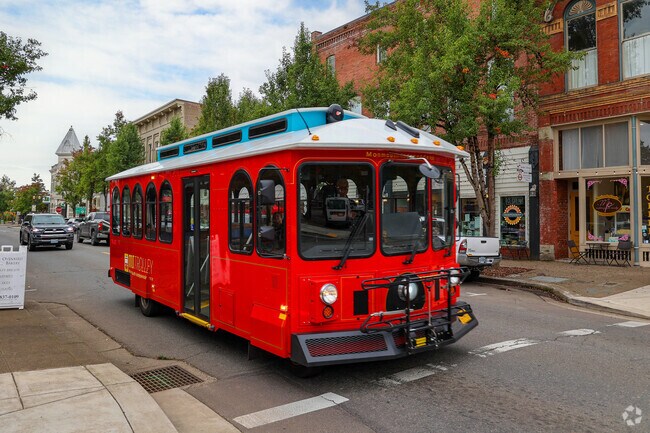 The MI Trolley serves to connect the residents of Monmouth and Independence together.