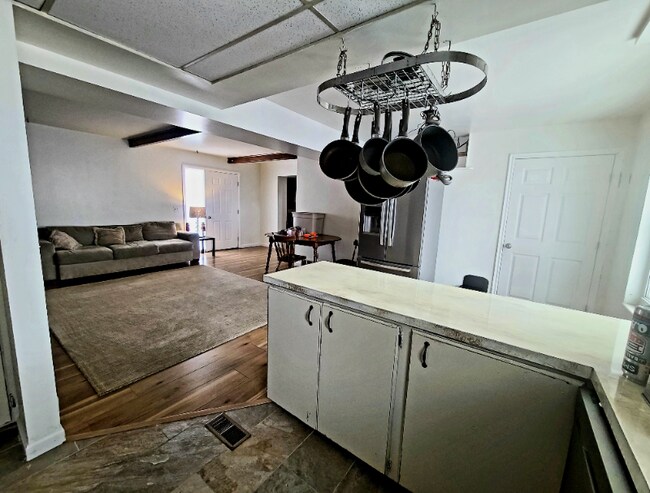 333 E 300 N unit Rooms for Rent, Centerville, UT 84014 - photo 3