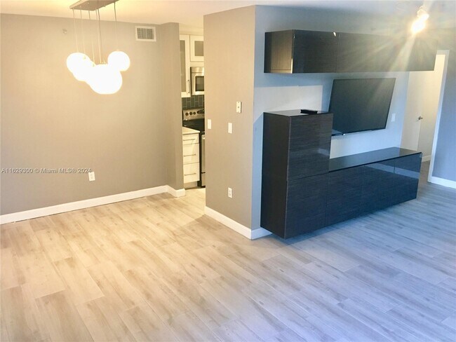 7601 Dickens Ave unit 202, Miami Beach, FL 33141 - photo 4