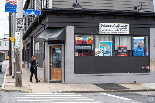 Get all your essentials at Riverside Market, your local grocery stop in Riverside, RI.