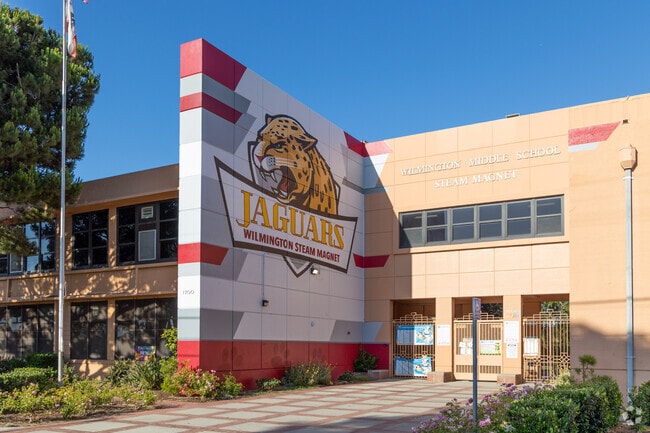 Wilmington Middle School STEAM Magnet has a 2/5 score on NICHE.