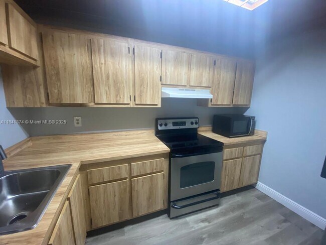 10055 NW 4th St, Pembroke Pines, FL 33024 - photo 5