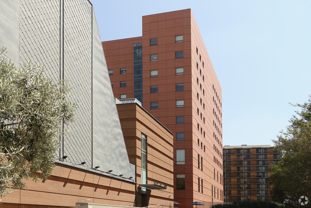 Oak Crest Academy provides private education in the neighborhood of 
Downtown LA