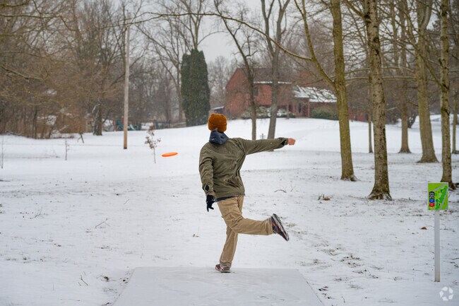 Matter Park offers a free disk golf course to Shady Hills residents during all 4 seasons.