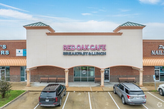 Red Oak Cafe specializes in breakfast and lunch plates, serving Alvin residents daily.