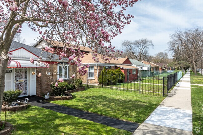 Trumbull Park homes have beautifully manicured yards and landscaping.