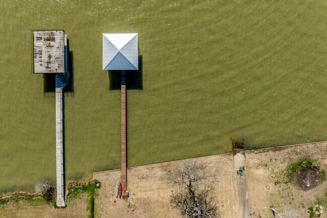 Lake homes with boat docks are common along the shores of Richland-Chambers Reservoir.
