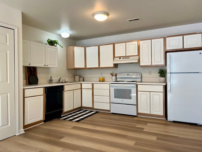 Isle Royal Apartments, Grosse Ile Township, MI 48138 - photo 6