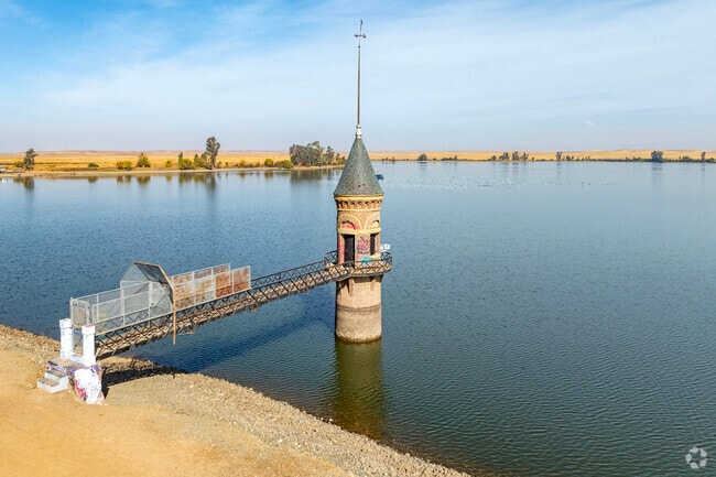 Lake Yosemite offers outdoor activities like boating and fishing in the Merced area.