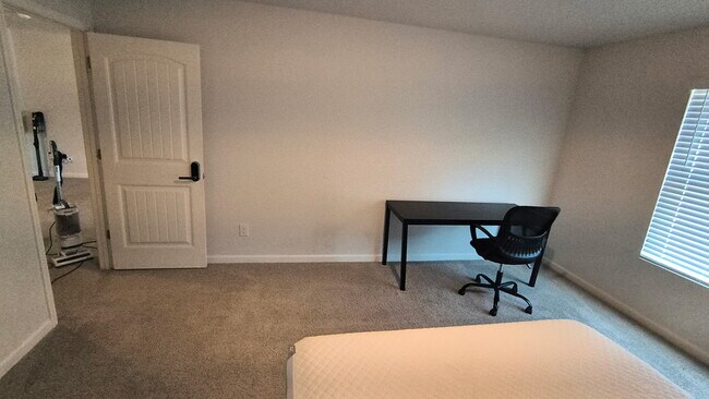 147 Highgrove Way unit Private room front, Dallas, GA 30157 - photo 4