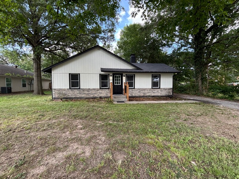 109 E Rogers St, Clinton, MO 64735 - photo 1