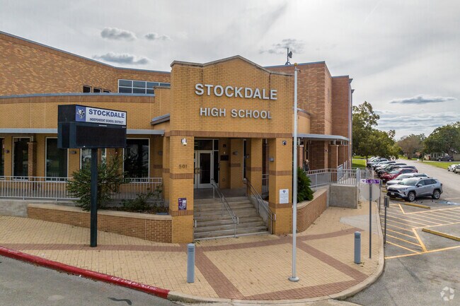 Stockdale High School serves students in grades 9-12.