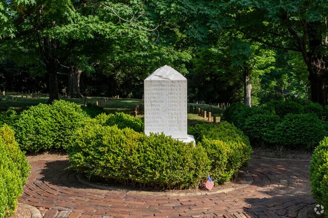 The Old City Cemetery has a section for fallen Civil War Soldiers in Tinbridge.