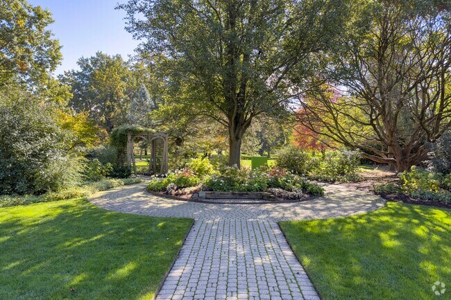 Discover the scenic parks surrounding Sherwood to Pettit.