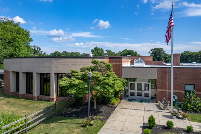 According to niche.com Gibbsboro Elementary School has student-teacher ratio of 11 to 1.