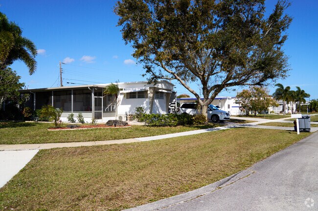Corner lots in Tropical Breeze have large yards.