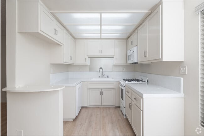2BR, 2BA - 830SF - Kitchen