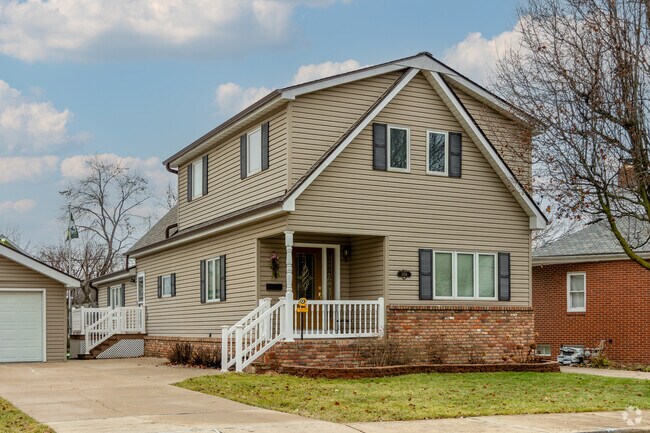 There are a few newer built homes with small front porches in West Peoria.