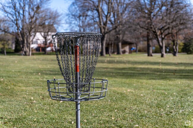 Play a round of disc golf at Woodlawn Union Park in Hartford.