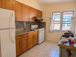 7540 197th St, Fresh Meadows, NY 11366