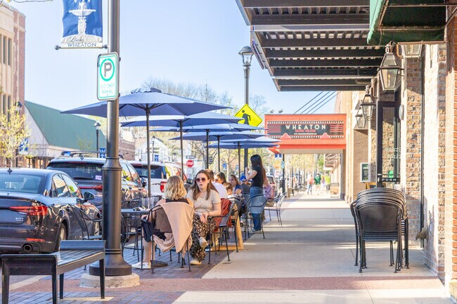 South Carol Stream have numerous dining options.
