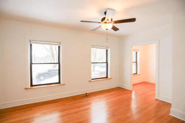 2005 W Argyle St unit 1, Chicago, IL 60625 - photo 2