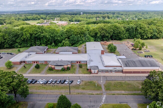 South Street School offers from third through fifth grade in Windsor Locks.