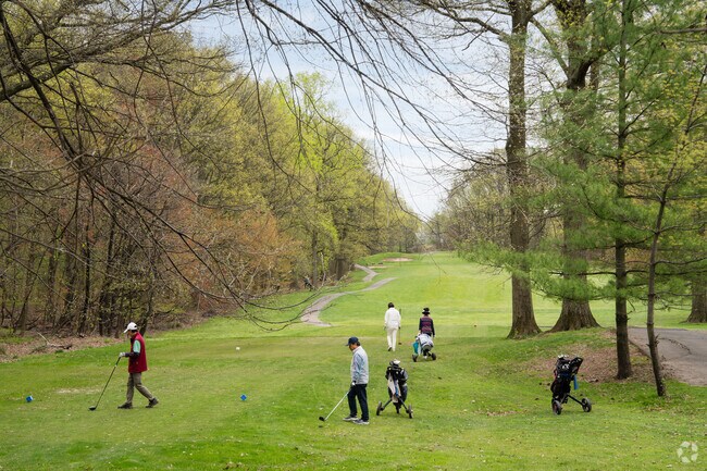 South Shores Golf Course is an outdoor activity in Huguenot.
