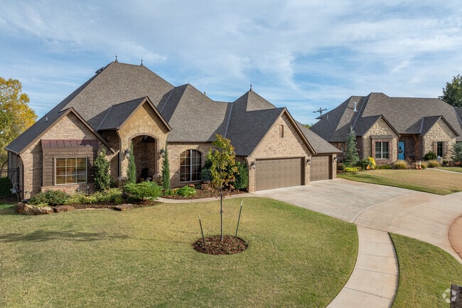 Glenhurst homes consist primarily of large New Traditional houses.