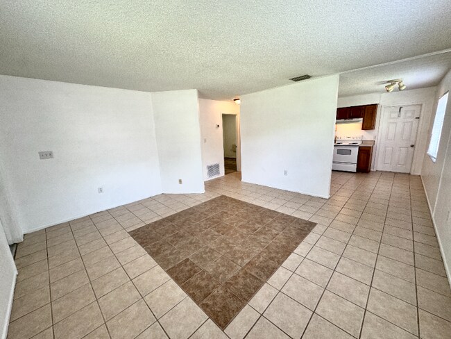 922-924 Hagle Park Rd unit 924, Bradenton, FL 34212 - photo 3