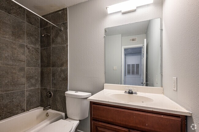 1BR, 1BA - 625SF - Bathroom