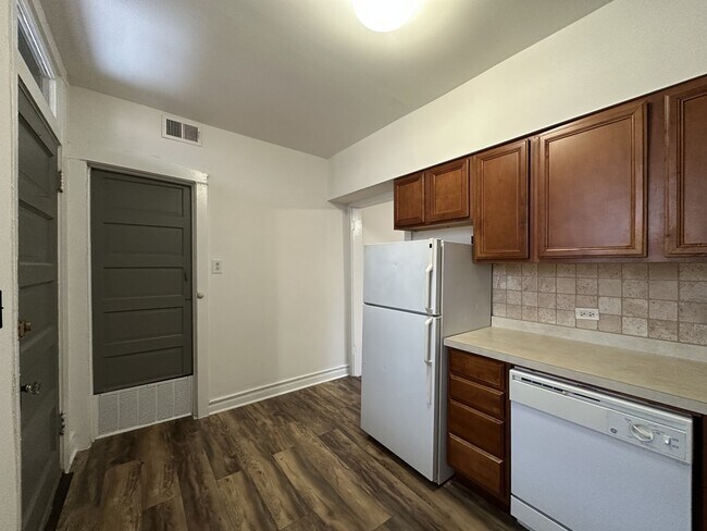 3722 N Sheffield Ave unit M01H, Chicago, IL 60613 - photo 6