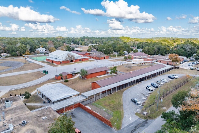 The student population of Dunnellon Middle School is 678 and the school serves grades 6-8.