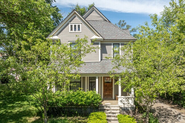 Garfield Park includes several Queen Anne Victorian homes.