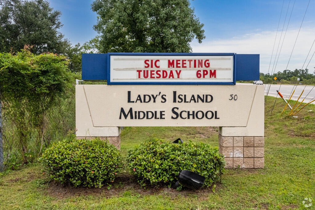 Lady's Island Middle School has received an overall grade of B from Niche.