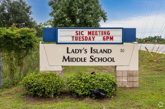 Lady's Island Middle School has received an overall grade of B from Niche.