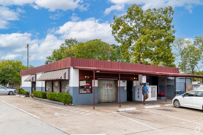 K Hall and Sons Produce brings fresh produce and deli food to Central High.