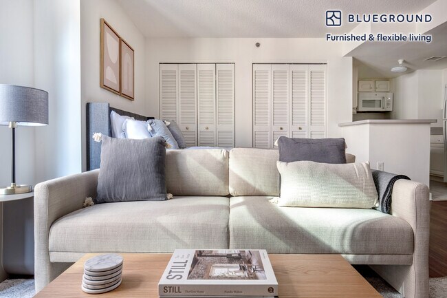 400 8th St NW unit FL5-ID577, Washington, DC 20004 - photo 2