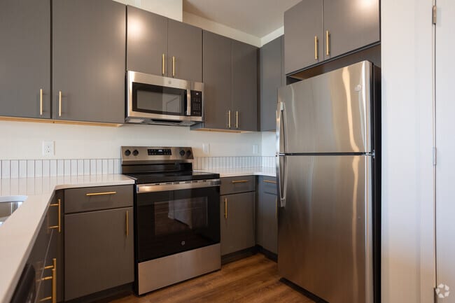 2BR, 2BA - 911SF - Kitchen