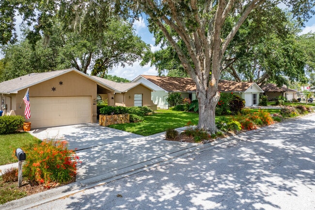 Find contemporary ranch style homes in Hunters Ridge.