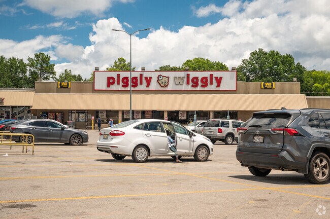 A short drive from Lipscomb, the Midfield Piggly Wiggly serves nearby neighborhoods daily.