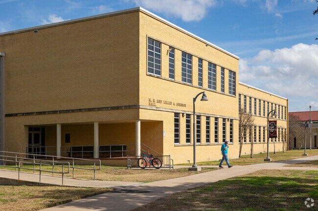 Students walking the campus of Victoria College.