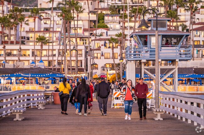 The San Clemente Pier has beautiful views in either direction.