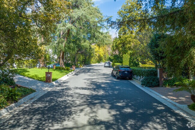 La Cañada Flintridge streets are shrouded by mature trees.